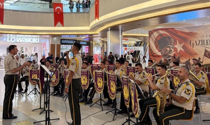Malatya'da gaziler günü etkinliği: Bando konseri vatandaşları coşturdu