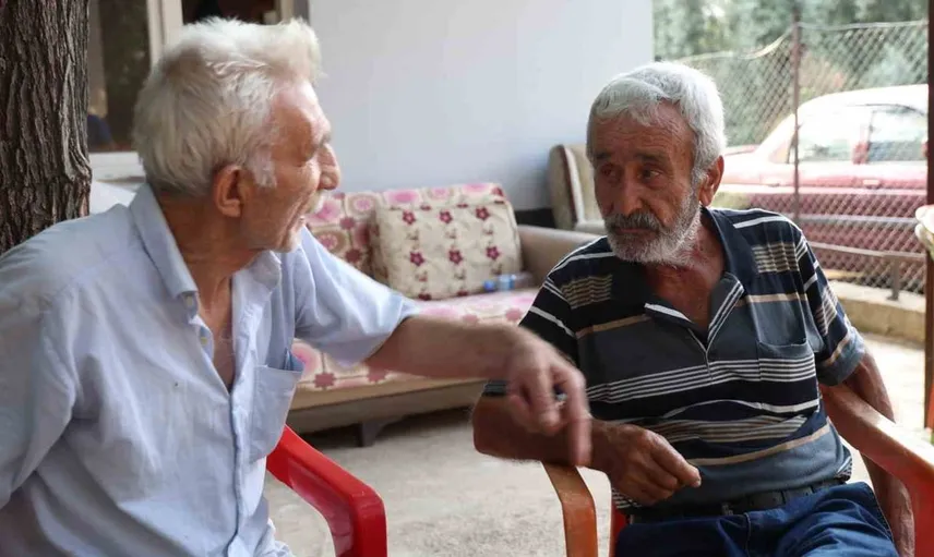 Adana'da yaşanan kaza sonrası iyilik dolu bir buluşma: Yaşlı adamlar el sıkışarak helalleşti