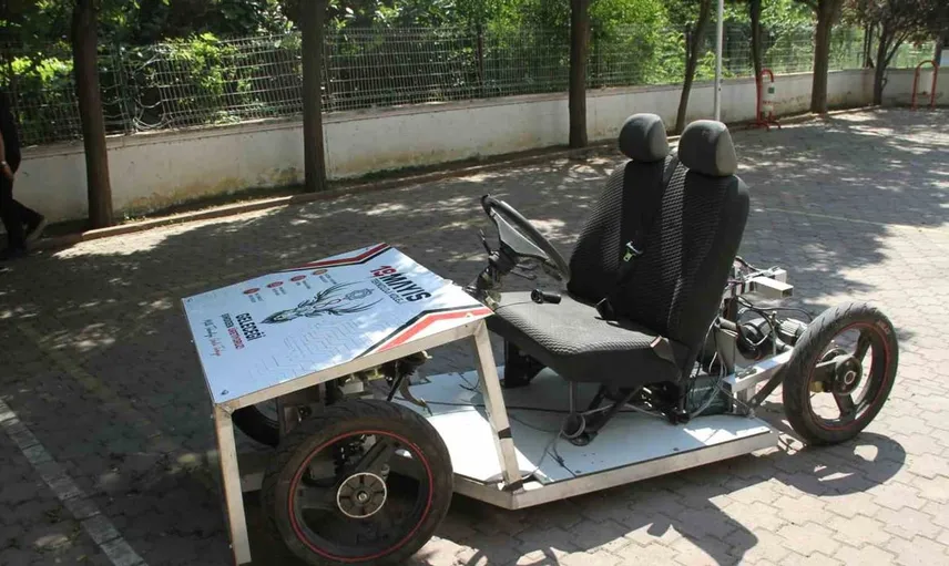 Samsun'da öğrenciler hurdayı değerlendirerek elektrikli araç üretti