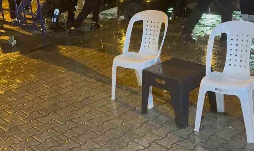 İstanbul Fatih'te sağanak sonrası yol çökmesi: Araçlar çukura düşerek hasar gördü