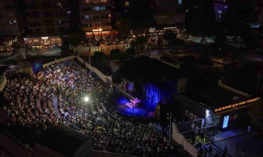 Aliağa Sanat Günleri'nde Şafak Sezer'in tiyatroya dönüşü göz doldurdu