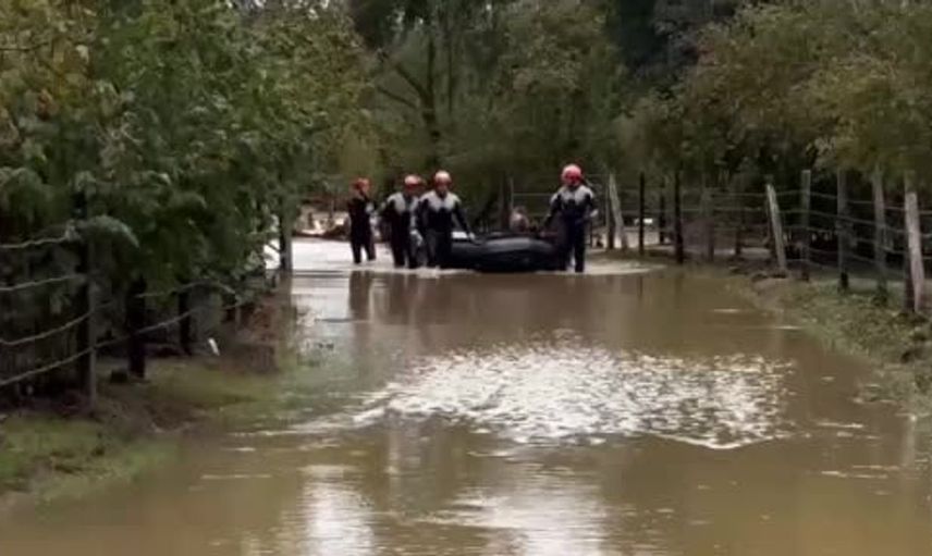 Sakarya'da sağanak yağış yaşamı olumsuz etkiledi: Yollar gölette dönüştü