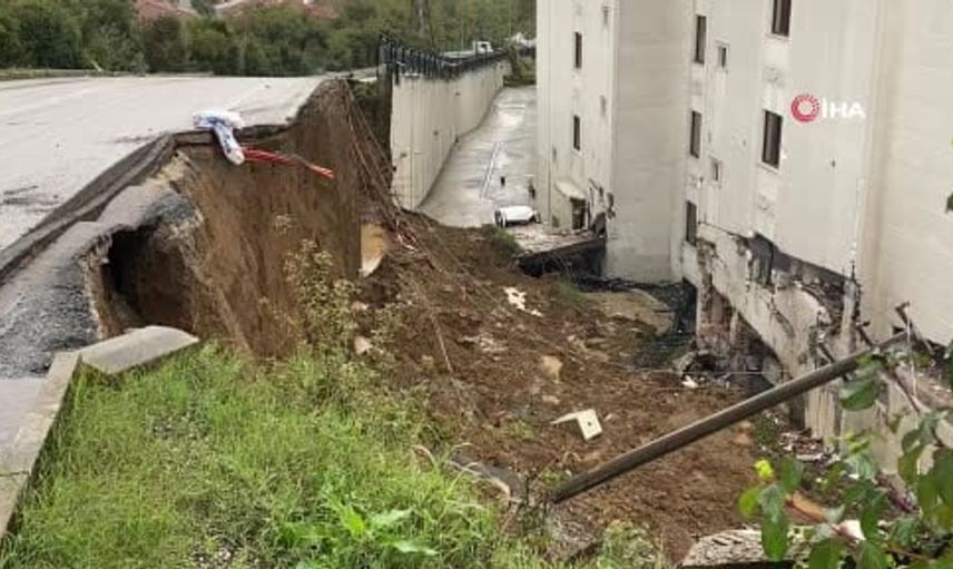 Kocaeli'de sağanak sonrası istinat duvarı çöktü, vatandaşlar tedirgin