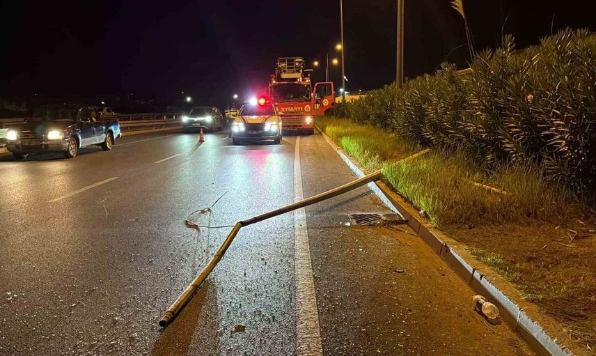 Antalya'da panelvan araç kazasında sürücü yaralandı