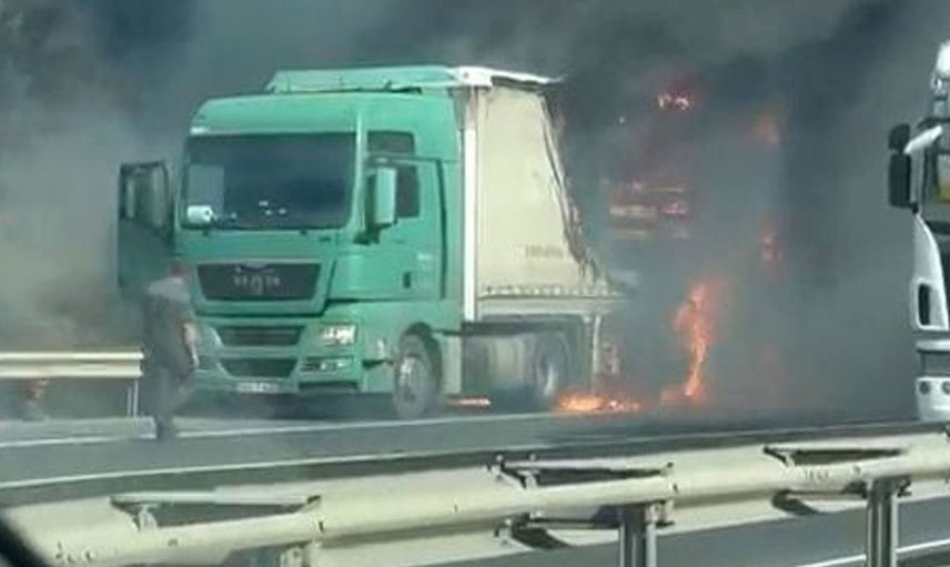 Esenyurt'ta bir tır alev alev yandı: İtfaiye ekipleri müdahalede bulundu
