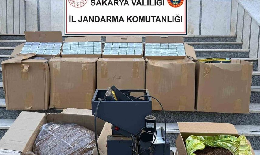 Sakarya'da kaçak tütün operasyonu: Yüzlerce bin makaron ve tonlarca tütün ele geçirildi