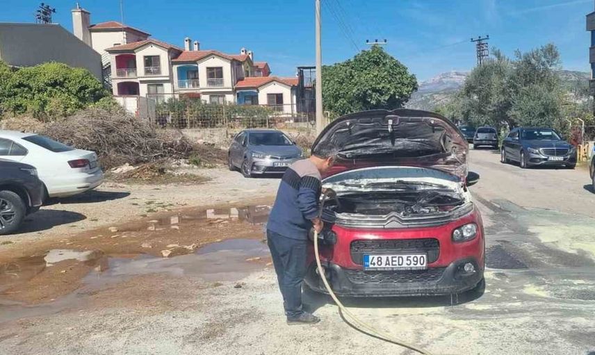 Muğla'da seyir halindeki otomobilde büyük panik: Yangın söndürüldü