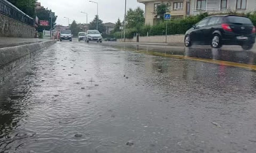 Sakarya'da yerel sağanak yağış günlük yaşamı olumsuz etkiledi