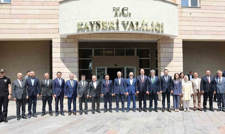 Ulaştırma Bakanı Uraloğlu, Kayseri'de vali çiçek ile bir araya geldi