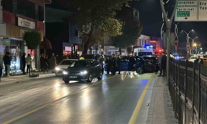 Sakarya'da gece saatlerinde zincirleme kaza: 4 kişi yaralandı