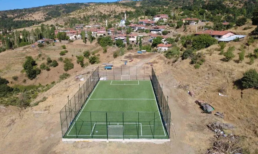 Demirci’de gençler için 11 yeni halı saha hizmete girdi