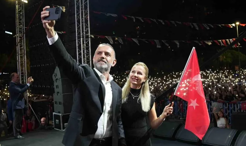 Sancaktepe'de zafer coşkusu ve müzik bir arada: Ceza unutulmaz bir gece yaşattı