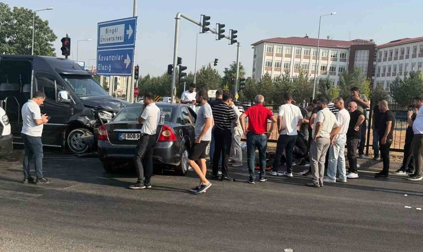 Bingöl'de minibüs ile otomobil çarpıştı: 5 yaralı