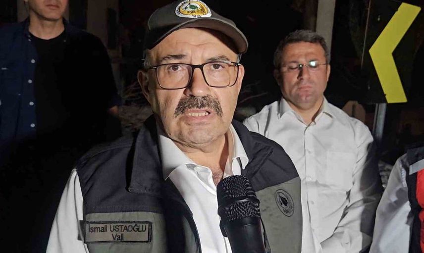 Balıkesir Valisi Ustaoğlu yangın bölgesinde: Yangınla mücadelemiz devam ediyor, can kaybımız yok