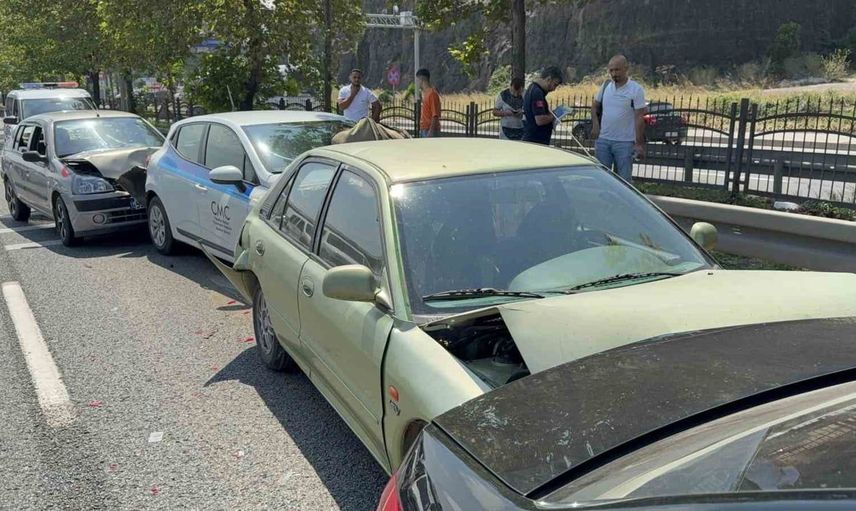Samsun'da zincirleme kaza: 4 araç maddi hasarla kurtuldu