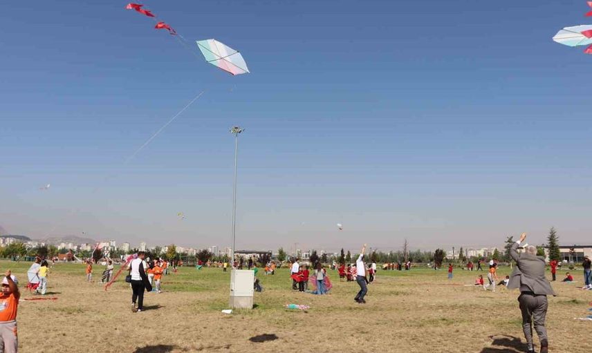 Minik öğrencilerin barış mesajı gökyüzüne ulaştı