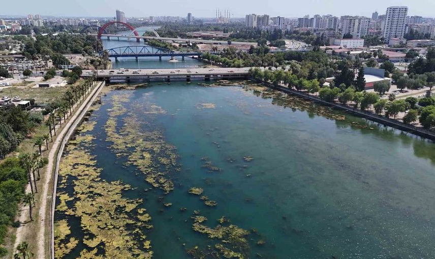 Seyhan Nehri'nde gönüllü temizlik çalışması