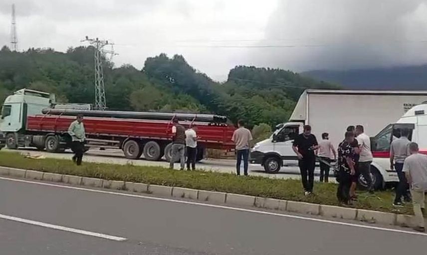 Düzce'de ambulans tıra çarptı: Sürücü yaralandı