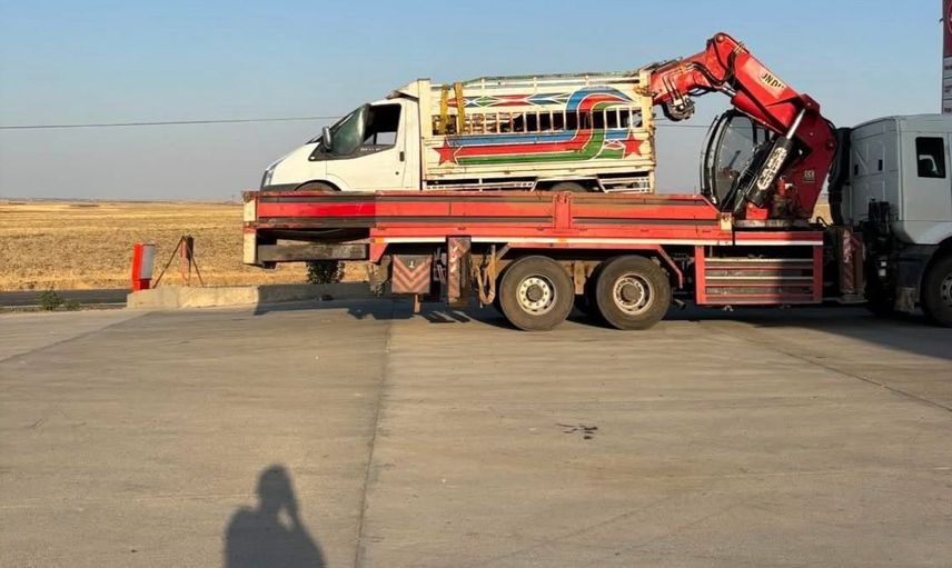 Siverek-Çermik kara yolunda büyükbaş hayvan yüklü kamyonet devrildi