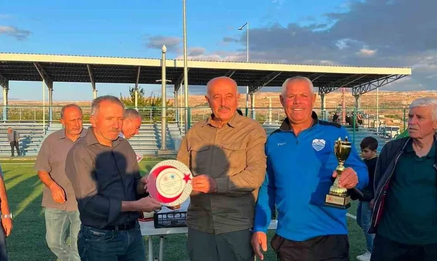 Özvatan bal futbol turnuvası renklere büründü ve şampiyon Kermelik oldu