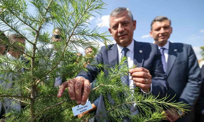 Özgür Özel, fidan dikme etkinliğiyle yeşil buluşmada yer aldı