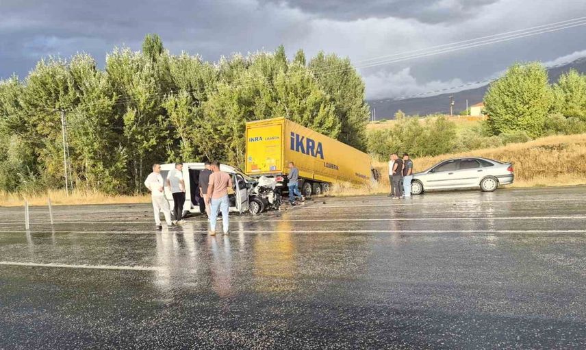 Malatya'da tır ve otomobil çarpıştı: 4 kişi hastaneye kaldırıldı