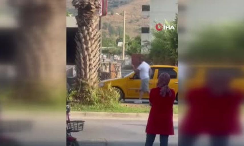 Trafik kavgasında taksi sürücüsünün yumruk attığı yaşlı adam yere düştü