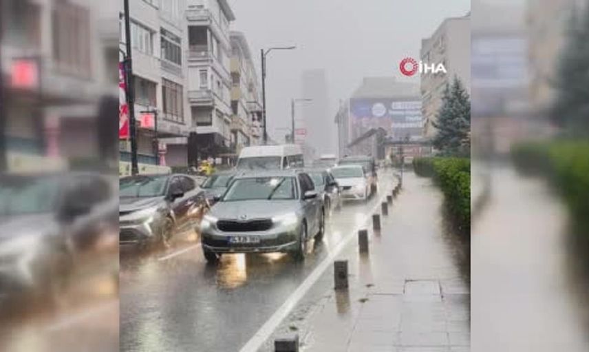 Beşiktaş'ta sağanak yağış alt geçidi suyla doldurdu: Trafik durma noktasına geldi