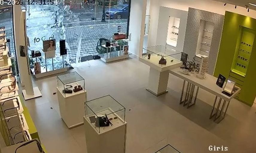 Beylikdüzü'nde şiddetli rüzgar gözlükçünün kapısını kırdı