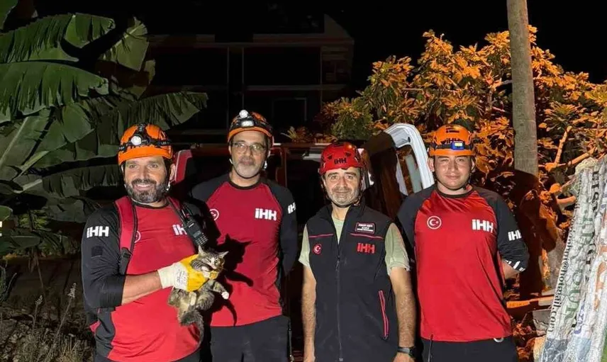 Alanya'da mahsur kalan kedi kurtarıldı