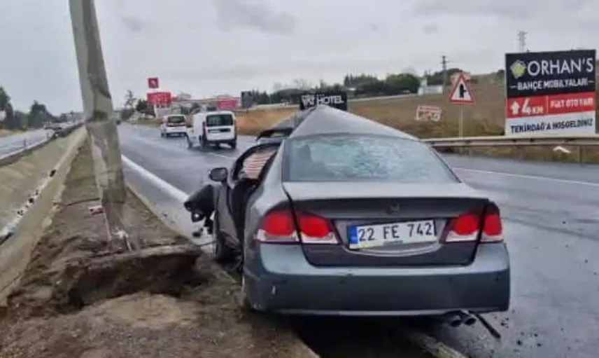 Yağışlı havada kontrolden çıkan otomobilin sürücüsü hafif yaralandı