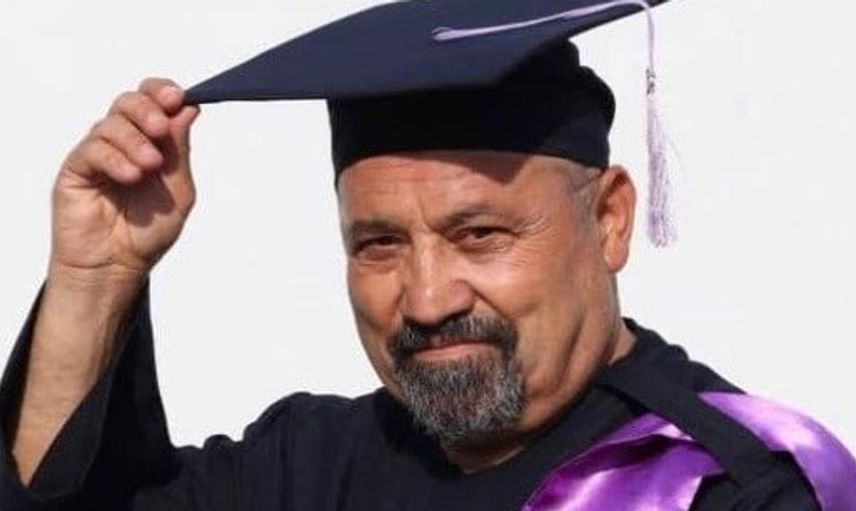 Eczacı olma hayalini 65 yaşında gerçekleştirdi: Haydar Koçak'ın ilham verici öyküsü