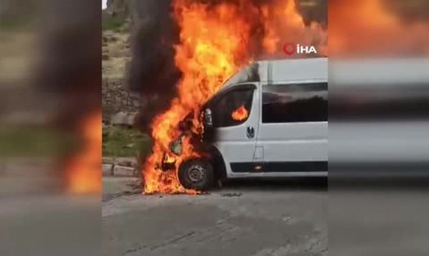 Afyonkarahisar'da minibüs yangını paniğe yol açtı