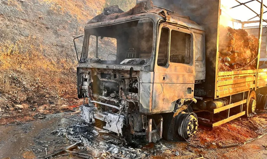 Kula'da seyir halindeki tır yangında küle döndü