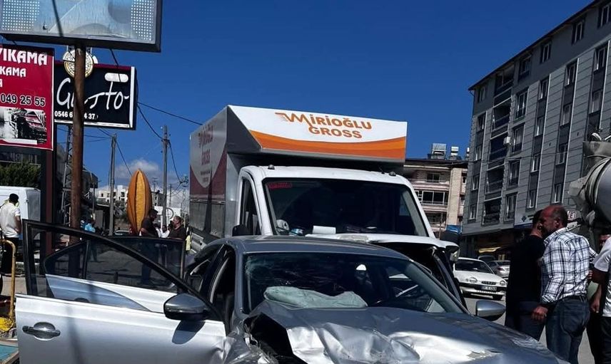 Hatay'da kaza anı kamerada: Kadın otomobile binmek isterken büyük tehlike yaşadı