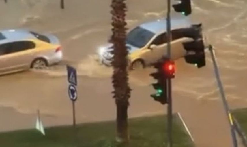 Mersin'de ani sağanak yağış hayatı durma noktasına getirdi