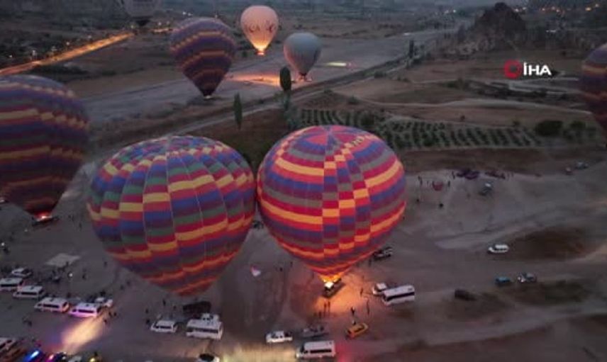 Kapadokya'da rüzgar, balon festivalini erteledi