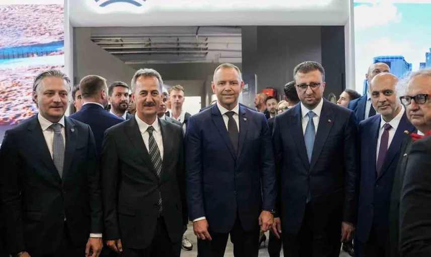 Polonya Cumhurbaşkanı Nawrocki, aselsan standında önemli bilgiler edindi