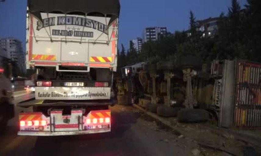 Adana'da dört aracın karıştığı zincirleme kaza sonucu üç kişi yaralandı