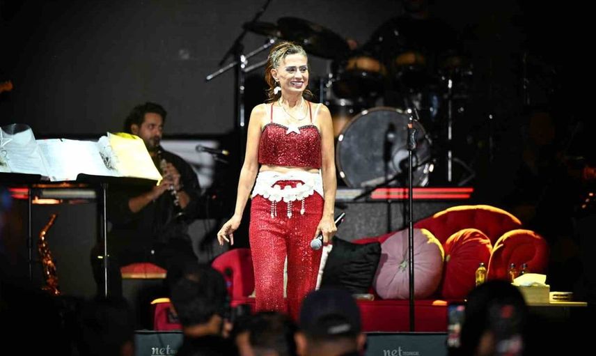 Yıldız Tilbe, Gaziosmanpaşa'da 200 bin kişiyle İstiklal Marşı'nı seslendirdi
