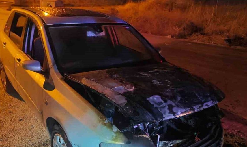 Mardin'de park halindeki otomobil alev aldı: Yangın itfaiye ekipleri tarafından söndürüldü