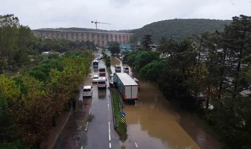 İstanbul'da sağanak yağış, Kemerburgaz Cendere yolunda araçları mahsur bıraktı