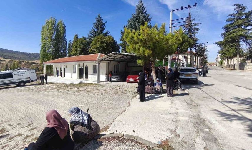 Cenaze merasimi sırasında yaşlılar güneşin altında mağdur oldu