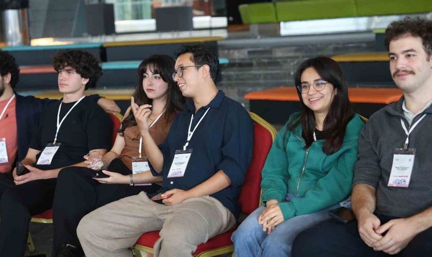Bursa'nın geleceğini gençler belirliyor: Osmangazi'de düzenlenen hackathon'da yenilikçi projeler yarıştı