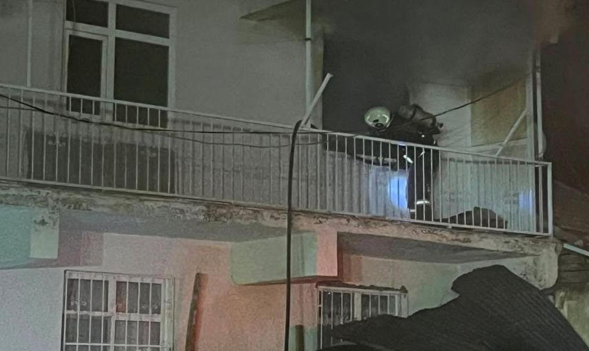 Elazığ’da 3 katlı binada yangın kontrol altına alındı