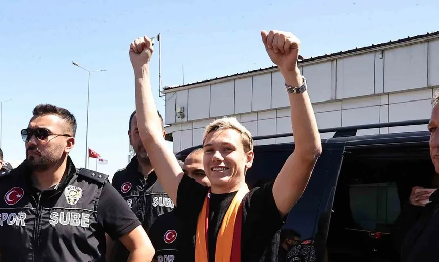 Genç futbolcu sergei batrakov, galatasaray’a katılmak için istanbul’da