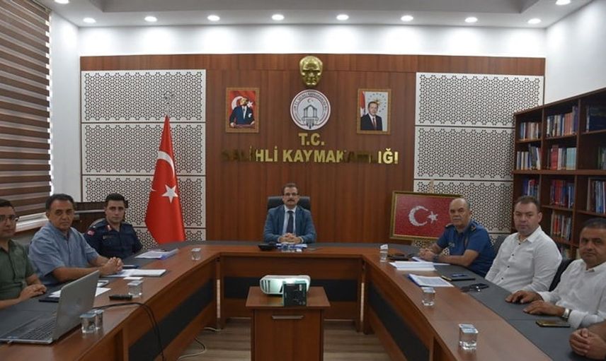 Salihli'de metruk binalar yıkılıyor, hurda araçlar kaldırılıyor