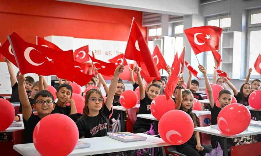 Uşak'ta eğitim öğretim yılı heyecanla başladı: Vali serdar kartal ilk ders zilini çaldı
