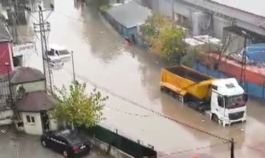Sultangazi'de su baskını sırasında öğrencilere yardım eli uzandı
