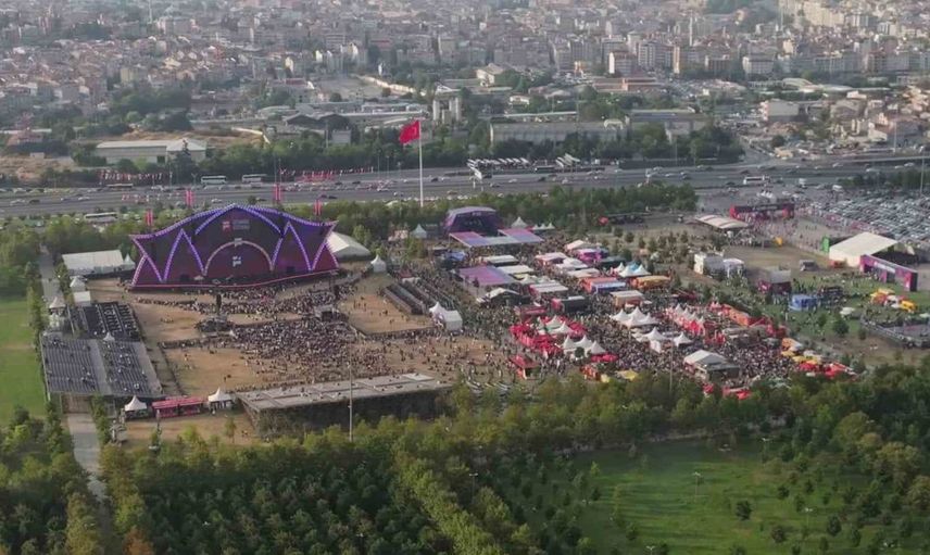 İstanbul Festivalinde dökülen yıldız: Yıldız Tilbe ve Semicenk sahne aldı